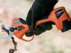 Bahco BCL25IB - Forbice Elettrica Da Potatura - 3X21.6V 2.5Ah -Cura Del Giardino bahco bcl25ib forbice elettrica da potatura 3x21 6v 2 5ah forbice elettrica a batteria da potatura bahco bcl25ib 40163 1 1677234300 IMG 63f8907cc2e8f