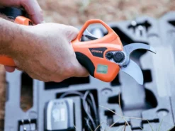 Bahco BCL25IB - Forbice Elettrica Da Potatura - 3X21.6V 2.5Ah -Cura Del Giardino bahco bcl25ib forbice elettrica da potatura 3x21 6v 2 5ah forbice elettrica a batteria da potatura bahco bcl25ib 40163 1 1677234300 IMG 63f8907ccc875