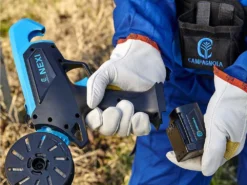 Legatrice Per Vigneto Elettrica A Batteria Campagnola NEXI - 2 Batterie Da 14,4 V - 2,5 Ah -Cura Del Giardino legatrice per vigneto elettrica a batteria campagnola nexi 2 batterie da 14 4 v 2 5 ah legatrice per vigneto elettrica a batteria campagnola nexi 26682 0 1635433269 IMG 617abb3566467