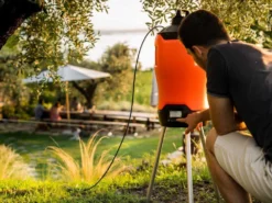 Nebulizzatore Antizanzare Da Giardino A Batteria Stocker Geyser Evo 25L - 18V 2.2AH -Cura Del Giardino nebulizzatore antizanzare da giardino a batteria stocker geyser evo 25l 18v 2 2ah nebulizzatore stocker geyser evo 25 l 41212 3 1680789803 IMG 642ed12b5cb8d