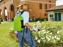 Pompa Irroratrice A Batteria A Spalla Verdemax FUTURA 8L Batteria Al Litio 12V 2.5Ah -Cura Del Giardino pompa irroratrice a batteria a spalla verdemax futura 8l batteria al litio 12v 2 5ah pompa irroratrice a zaino elettrica verdemax futura 8l 29692 1 1623067485 IMG 60be0b5d943a9