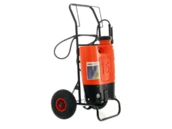 Pompa Irroratrice A Spalla Elettrica Stocker Con Trolley- Capacità Serbatoio 15L, Max 5 Bar -Cura Del Giardino pompa irroratrice a spalla elettrica stocker con trolley capacit serbatoio 15l max 5 bar pompa per irrorazione spalleggiata con trolley 15805 0 1551974174 IMG 0620