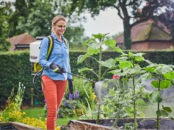 Pompa Irroratrice Zainata A Batteria RYOBI RY18BPSA-0 - 18V - Tanica Da 15L - SENZA BATTERIA E CARICABATTERIE -Cura Del Giardino pompa irroratrice zainata a batteria ryobi ry18bpsa 0 18v tanica da 15l senza batteria e caricabatterie pompa per irrorazione ryobi ry18bpsa 0 30060 1 1624612179 IMG 60d59d53353f2