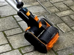 Worx WG441E.9 - Pulitore Per Esterni A Batteria - 2 Spazzole Incluse - SENZA BATTERIE E CARICABATTERIE -Cura Del Giardino worx wg441e 9 pulitore per esterni a batteria 2 spazzole incluse senza batterie e caricabatterie pulisci pavimenti a batteria worx 32821 1 1644220386 IMG 6200cfe24b046