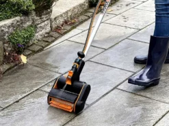 Worx WG441E.9 - Pulitore Per Esterni A Batteria - 2 Spazzole Incluse - SENZA BATTERIE E CARICABATTERIE -Cura Del Giardino worx wg441e 9 pulitore per esterni a batteria 2 spazzole incluse senza batterie e caricabatterie pulisci pavimenti a batteria worx 32821 1 1644220386 IMG 6200cfe2f3001